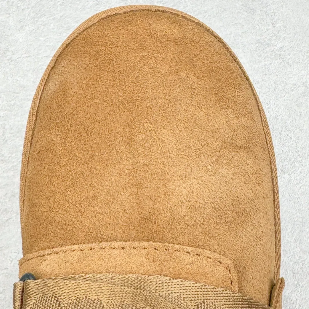 Pick up locally 💰640 UGG 5013 snap-on men's autumn and winter sheepskin and fur integrated snow boots. All shoes are made from the same factory as ZP. Longfeng A-grade Australian imported sheepskin and fur integrated men's boots. Brand OEM production line. Fully follow the ZP process. Original pattern maker of the OEM. Adhering to the principle of no original shoes and no development selection. Pay attention to every detail. The most authentic version on the market TREADLITE "Light Wing" technology outsole Lightweight/durable/flexible/pile size: 40 41 42 43 44 Coding: by3936050
